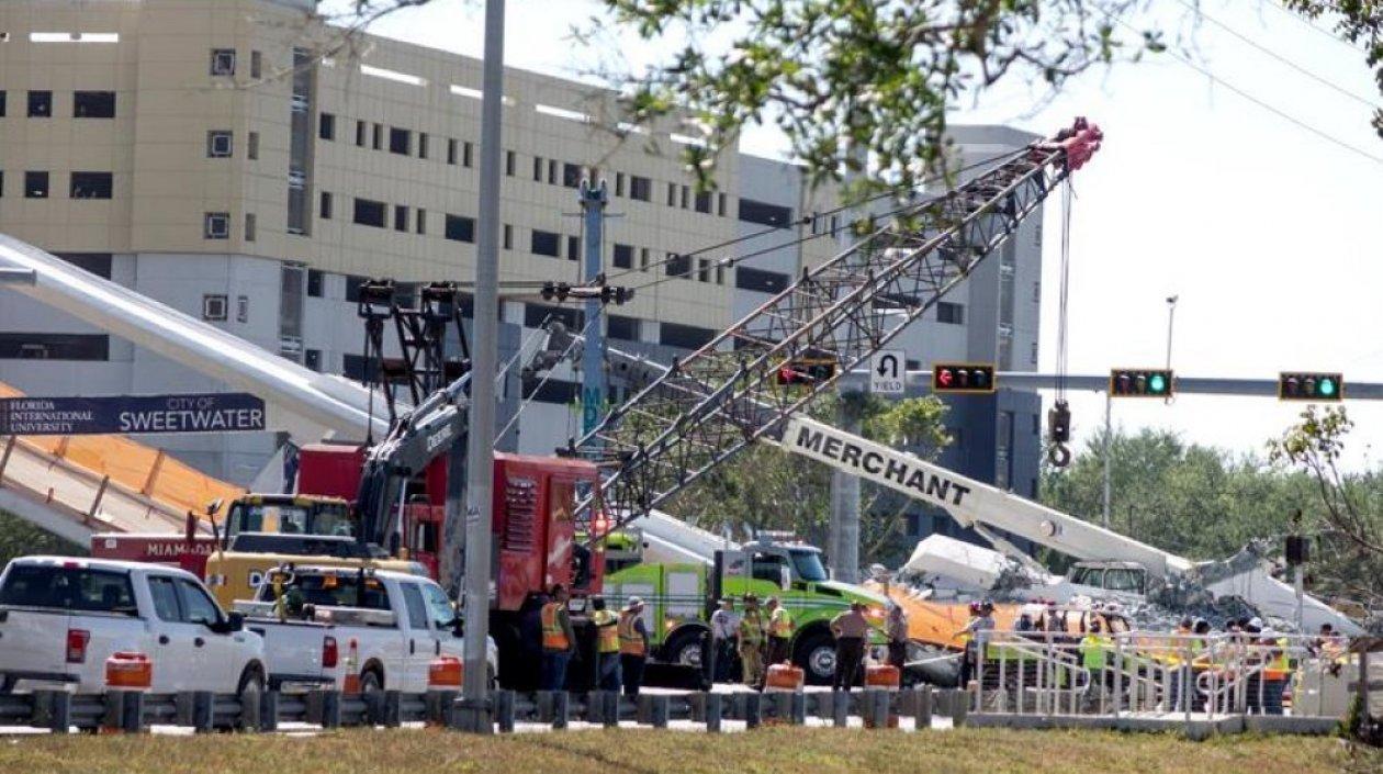Autoridades intentan sacar a las personas que están atrapadas.
