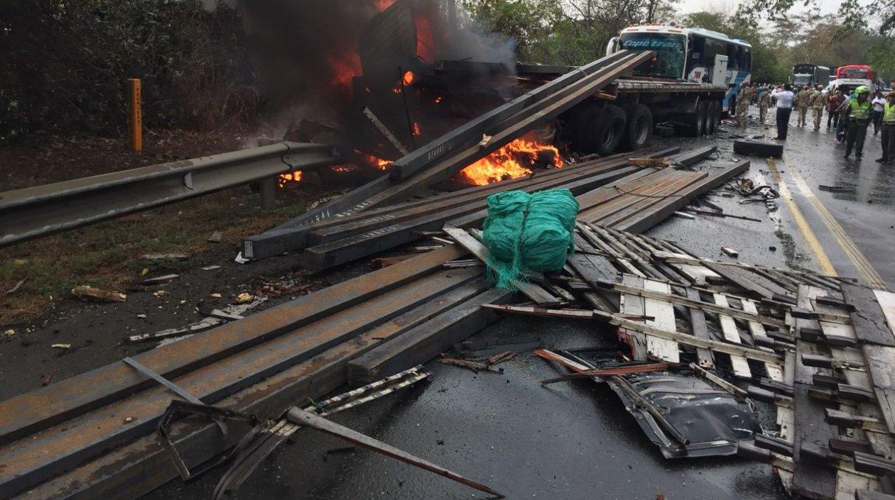 Un aparatoso accidente de tránsito se presentó en la tarde de este jueves en la vía que de Aracataca conduce a Ciénaga