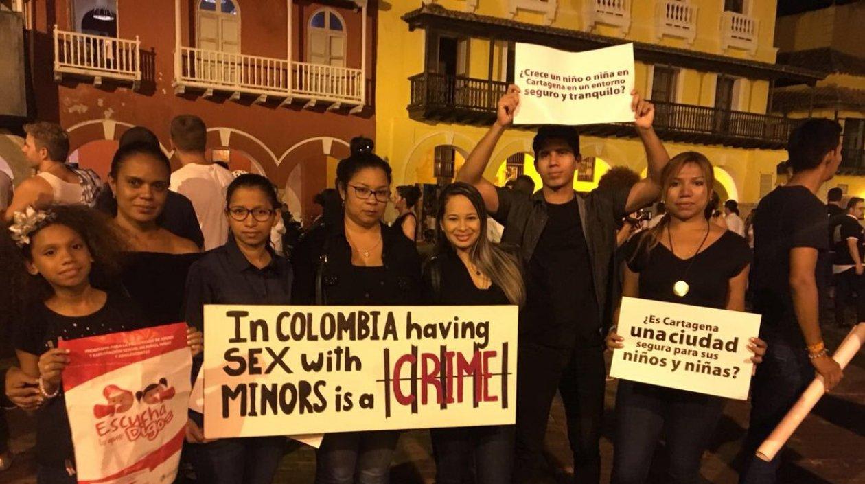 Un grupo de ciudadanos protesta en la Plaza de los Coches.