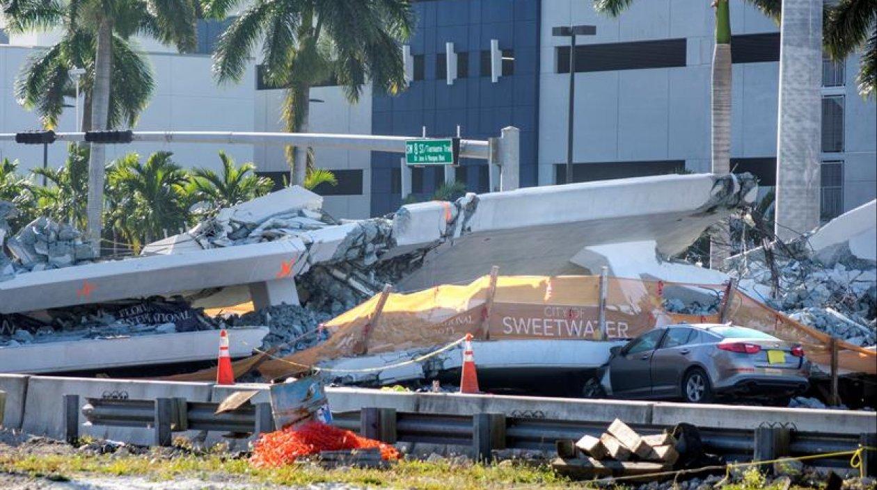  Vista del puente peatonal derrumbado en Universidad Internacional de Florida (FIU), en Miami, Estados Unidos.