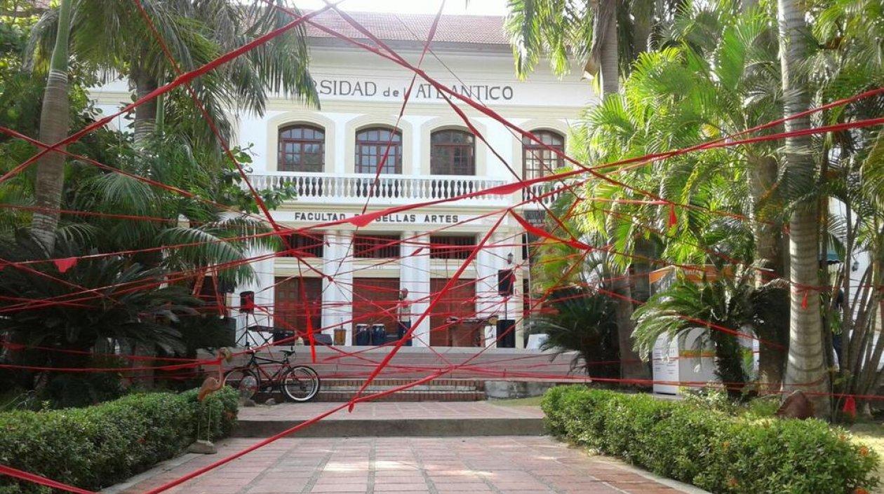 Bellas Artes acordonada con cintas rojas.