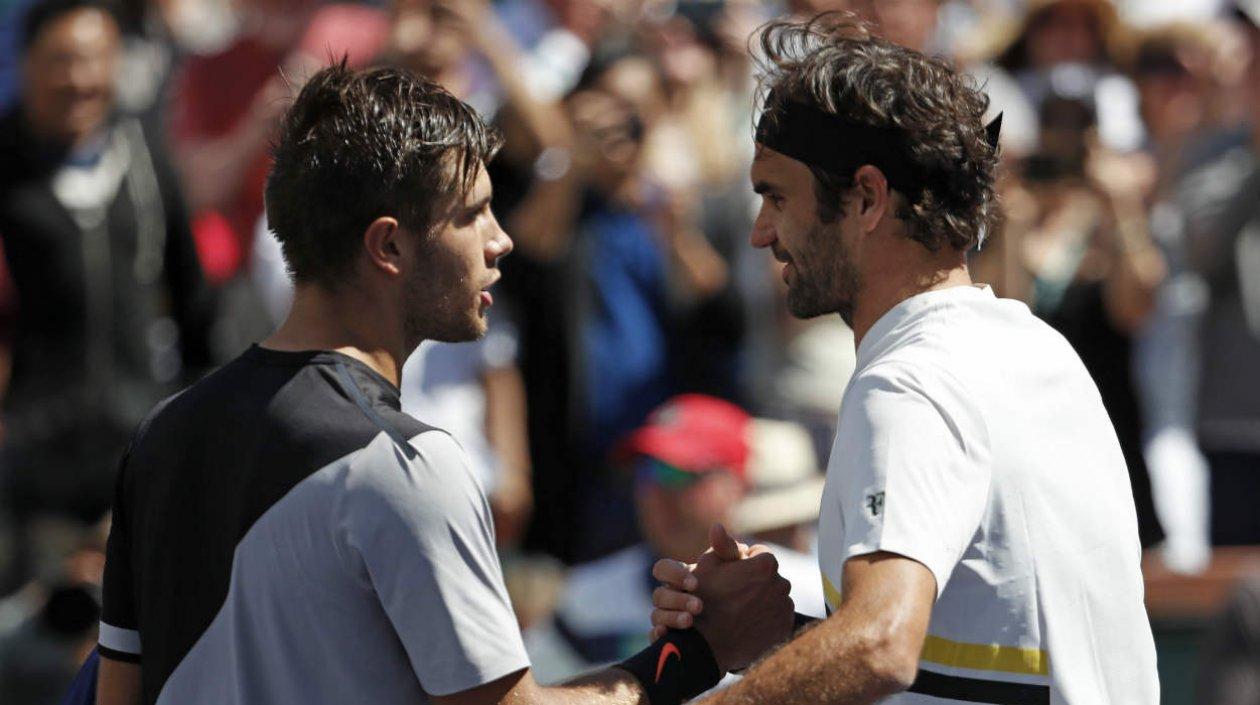 Borna Coric se saluda al final del juego con Roger Federer. 