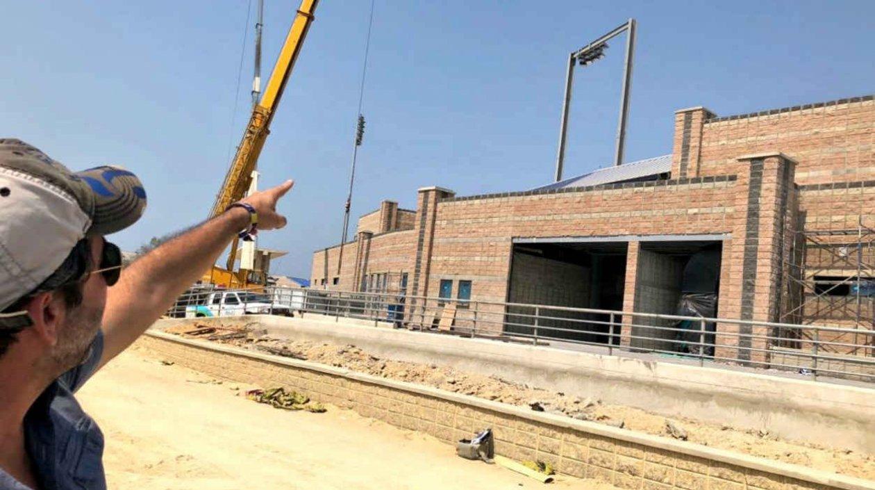 El alcalde Alejandro Char durante la instalación de las luminarias. 