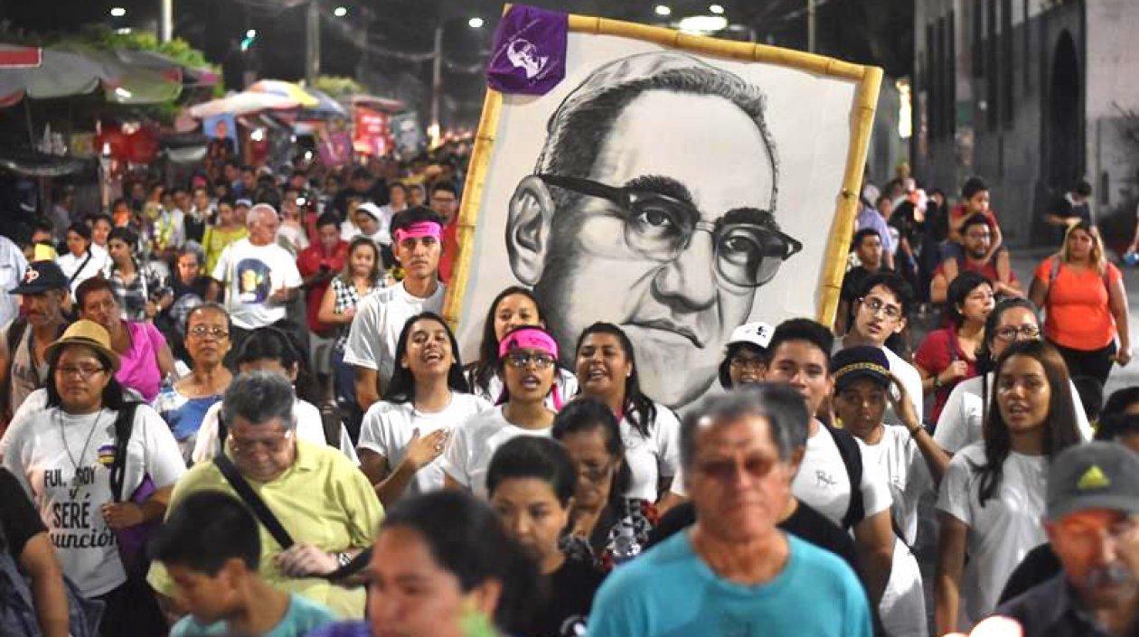 Fieles cristianos participando en la "peregrinación de la luz" por las principales calles de San Salvador.