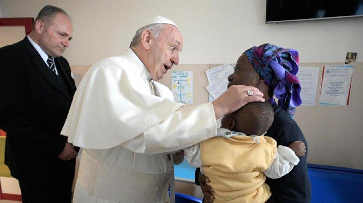 Papa Francisco saluda a un niño hospitalizado en la región de Apulia, sur de Italia.