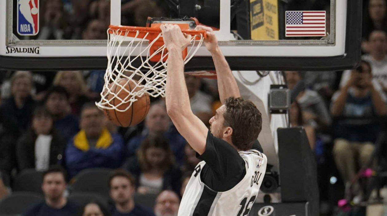 Pau Gasol anotacon una volcada en la cesta. 