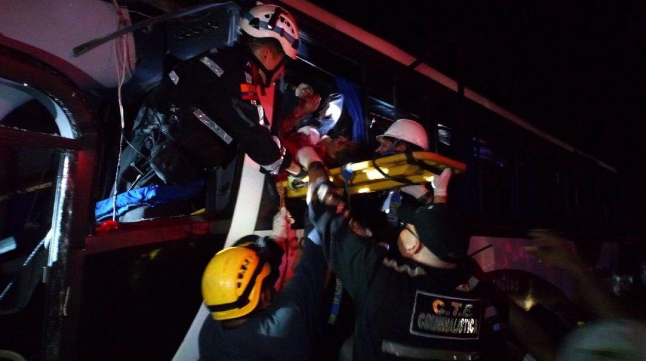 Bomberos y rescatistas sacaron en la madrugada a los heridos.