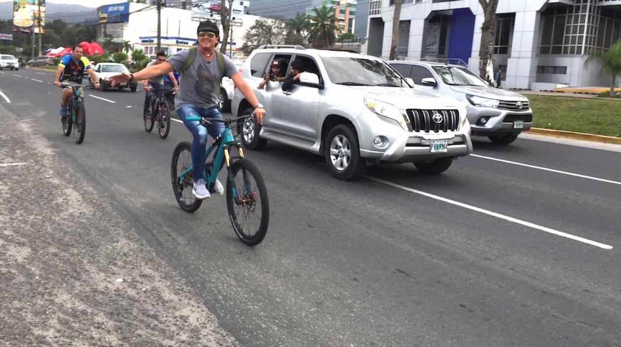 Carlos Vives paseando en bicicleta por las calles de Honduras.
