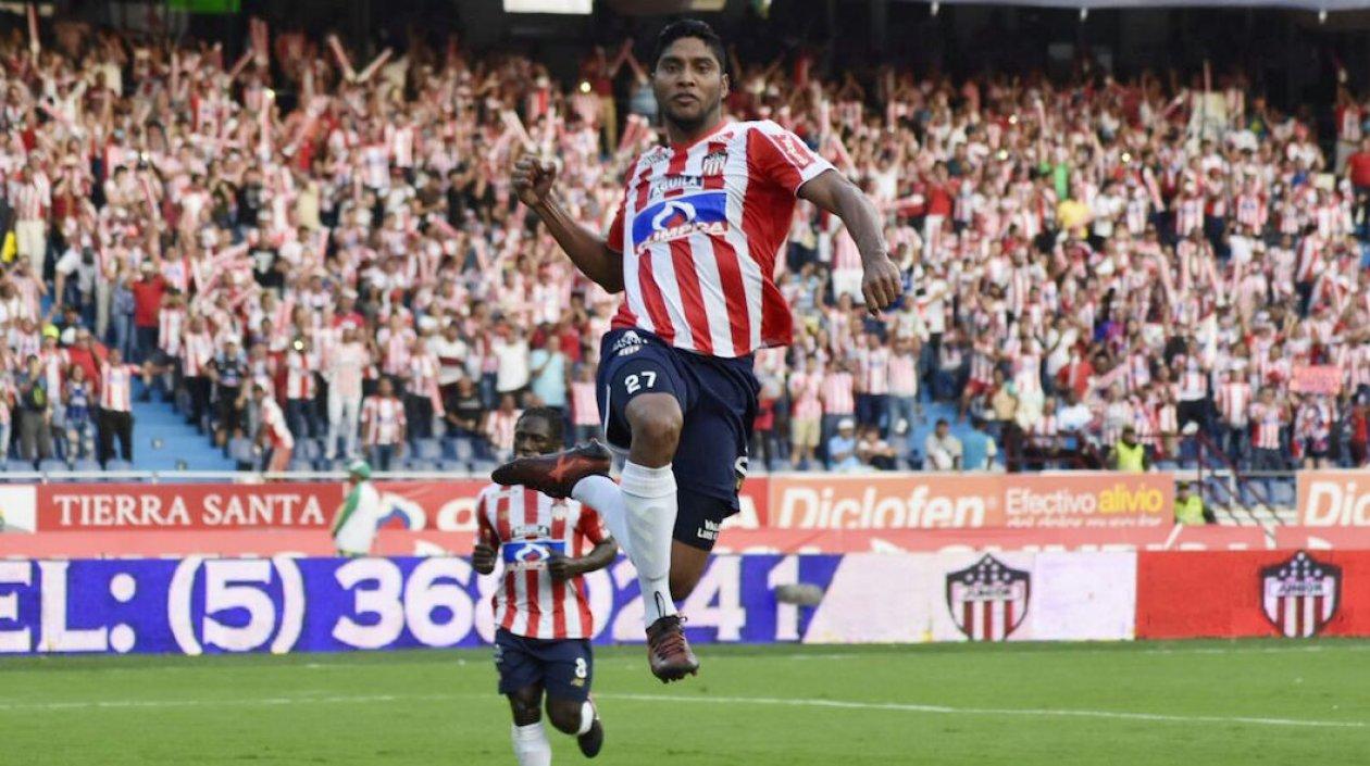 Luis Carlos Ruiz celebrando la apertura del marcador.