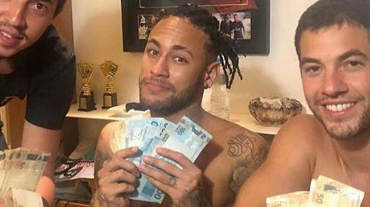 El astro desató la polémica por esta foto desde su mansión en Brasil.