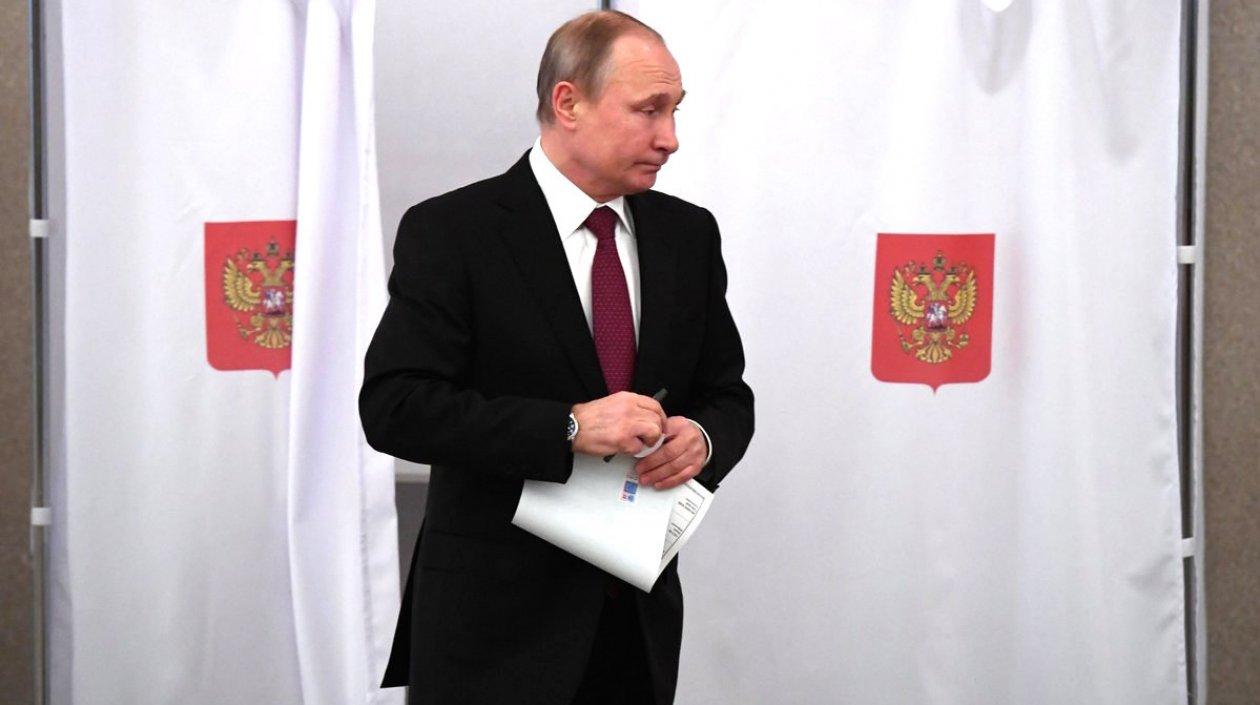 El Presidente ruso Vladimir Puti, ejerciendo el derecho al voto.