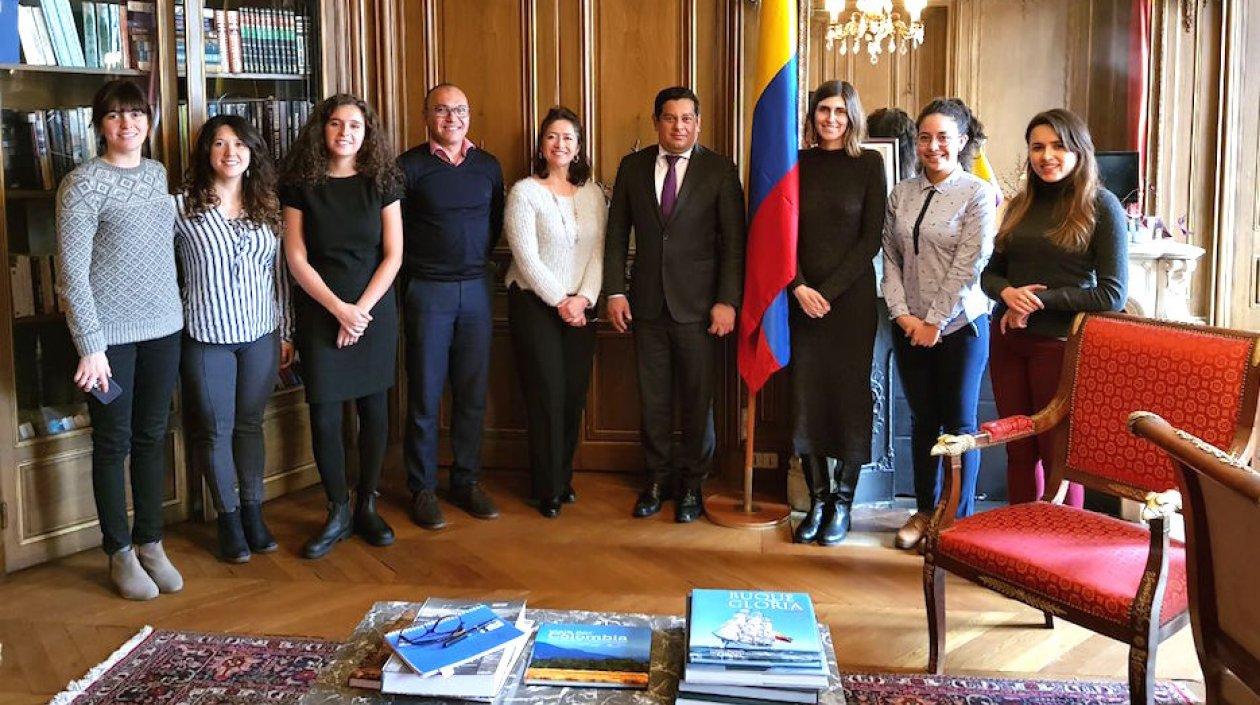 El Alcalde de Malambo Efraín Bello, con el cuerpo diplomático en Francia.