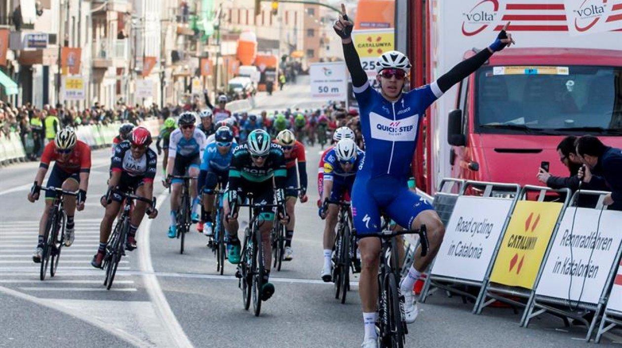 El colombiano Álvaro Hodeg celebrando su triunfo. 