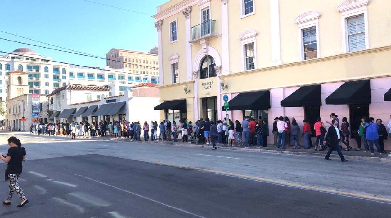 Largas filas de colombianos intentando la inscripción de sus cédulas.