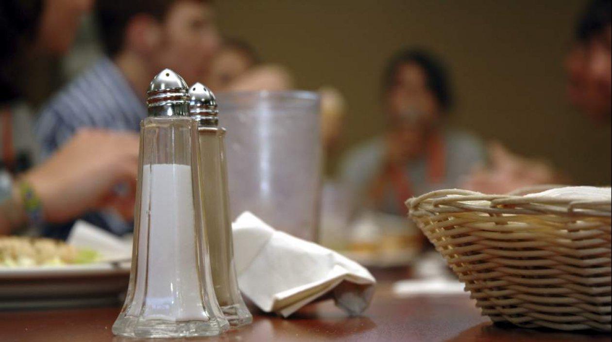 La recomendación de los especialistas es retirar el salero de la mesa.