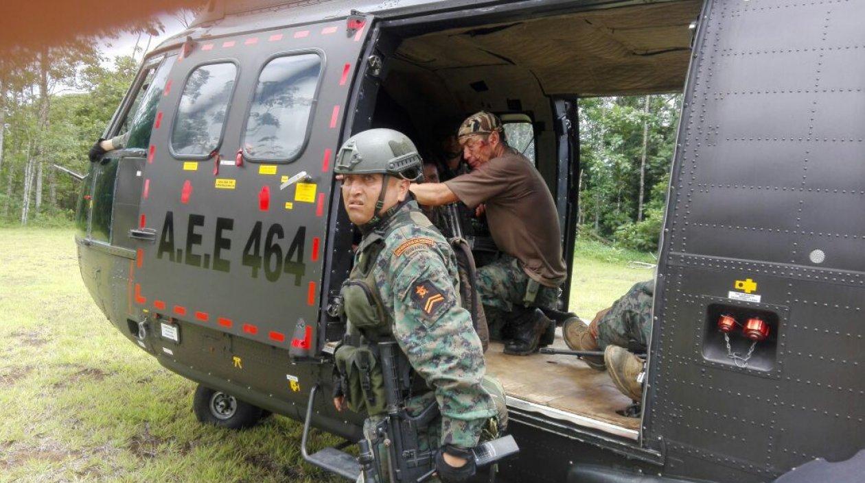 Fuerzas Armadas de Ecuador rescatando a soldados heridos en la zona fronteriza.