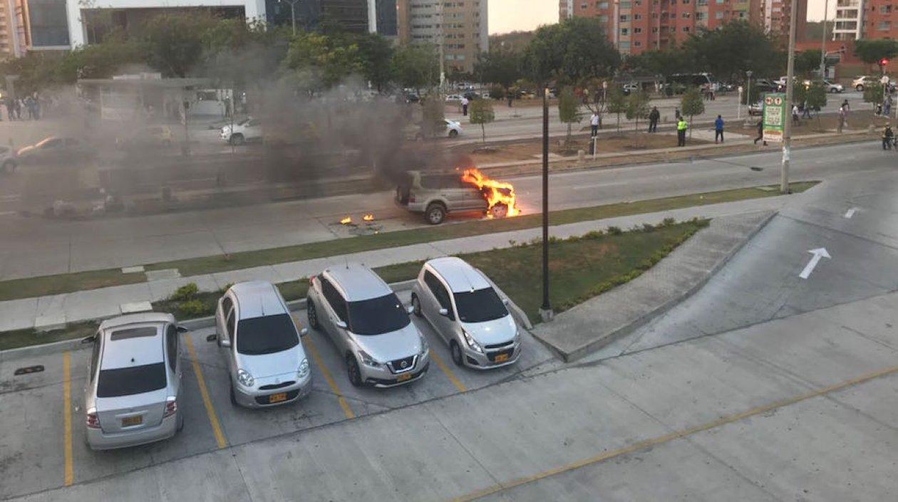 Las llamas consumiendo la parte delantera del vehículo.
