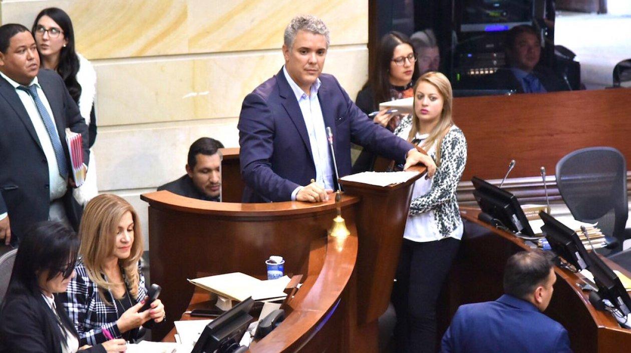El candidato presidencial Iván Duque despidiéndose del Senado.