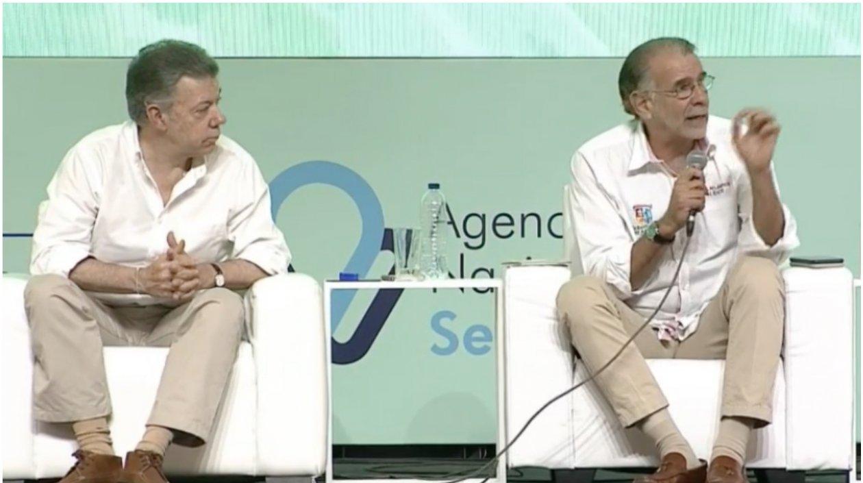 El Presidente Juan Manuel Santos escucha el punto de vista del gobernador Eduardo Verano.