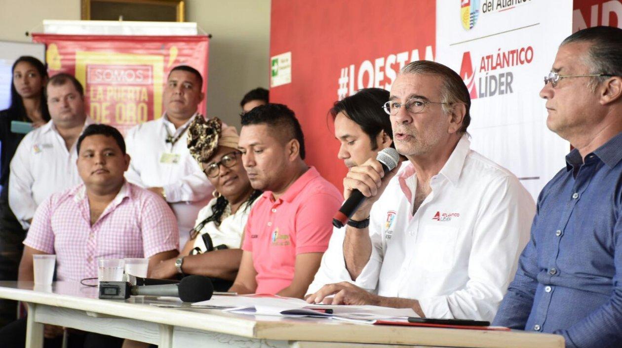 El gobernador de Atlántico, Eduardo Verano, en rueda de prensa explicando las actividades de Semana Santa en municipios.
