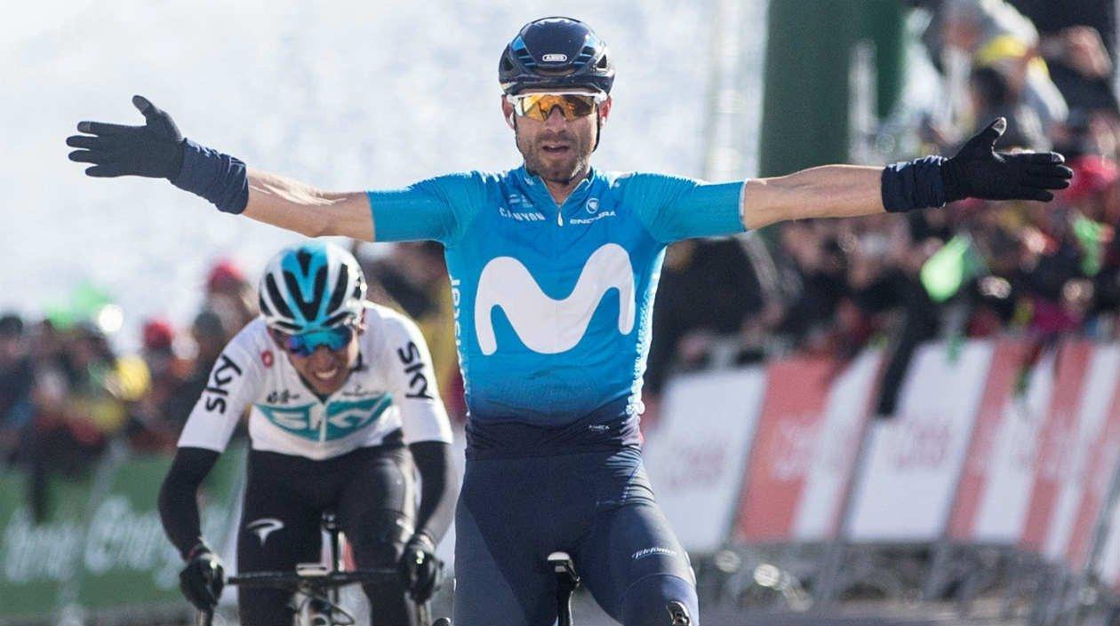 Alejandro Valverde se impone en la meta a Egan Bernal. 