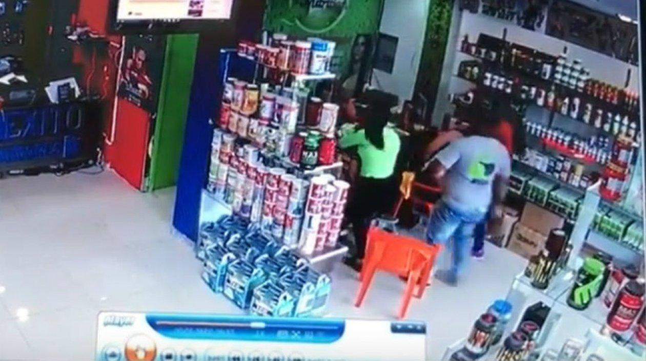 Momento en que el asesinan al comerciante en el interior de su negocio.