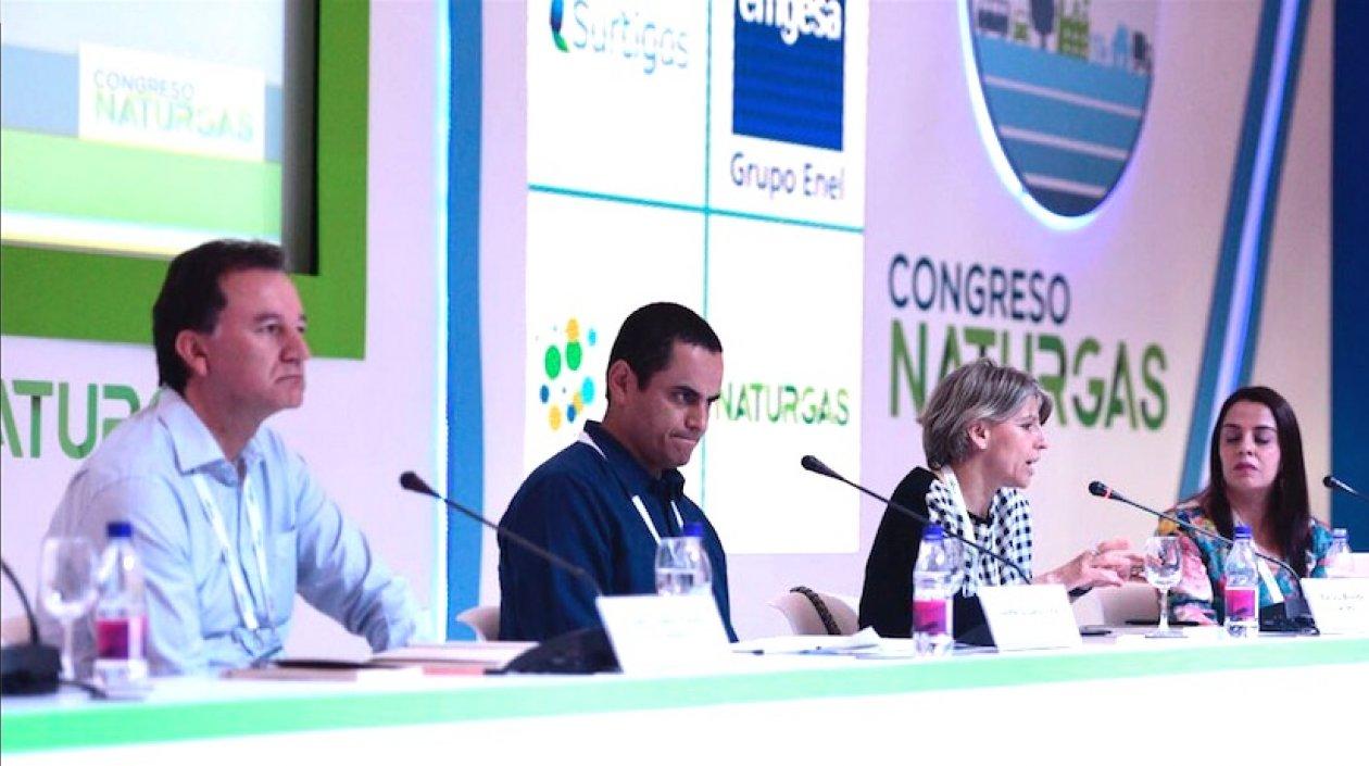 Pedro Pablo Patiño, Jaime Orjuela y Marcela Meléndez, con la moderadora del panel Sandra Manriquez Loaiza.