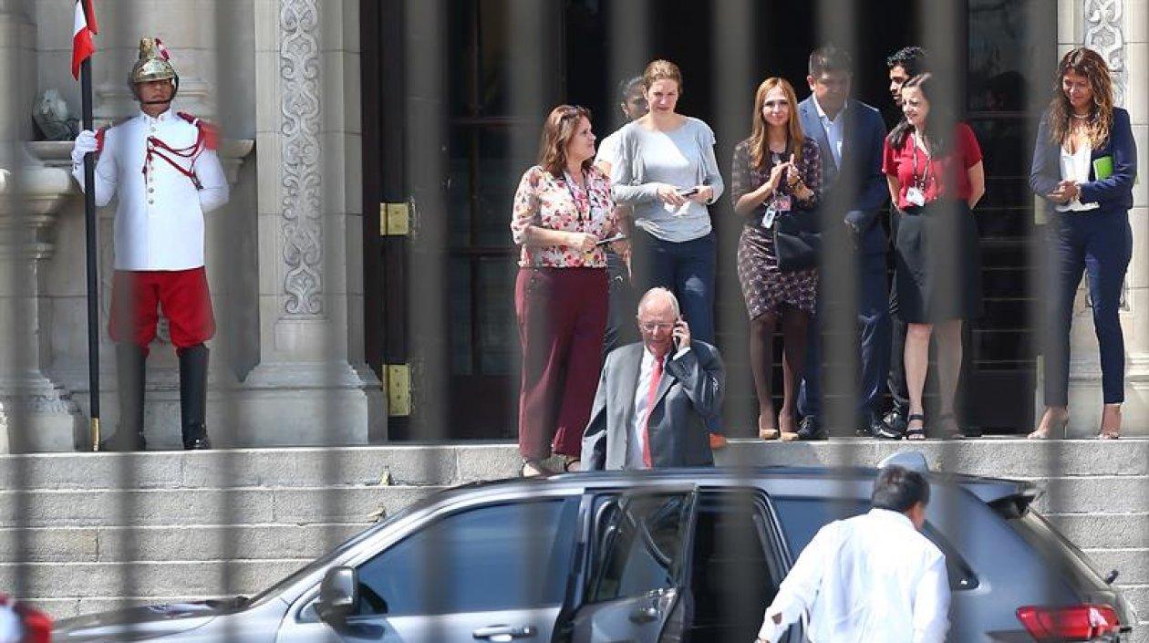 Pedro Pablo Kuczynski, abandonando el palacio presidencial tras su renuncia.