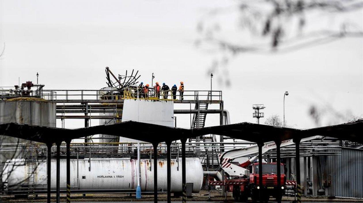 Uno de los tanques de la planta quedó totalmente destruido. 