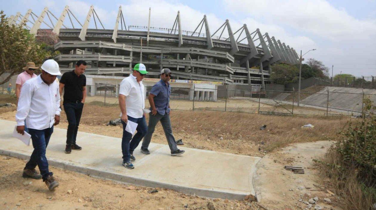 Alejandro Char recorre los alrededores del estadio. 