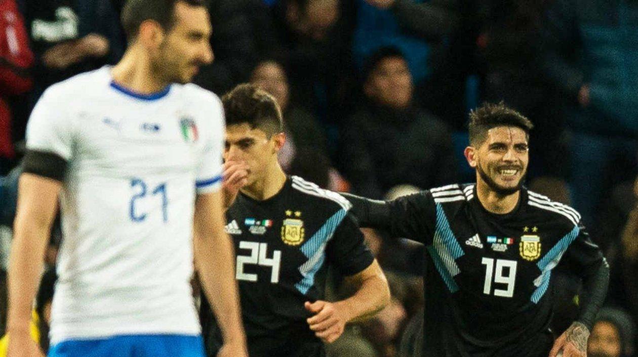 Ever Banega celebra su anotación. 