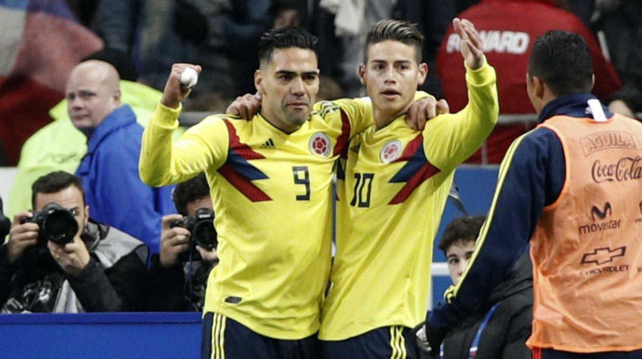 Falcao García celebra con James Rodríguez el gol del empate. 