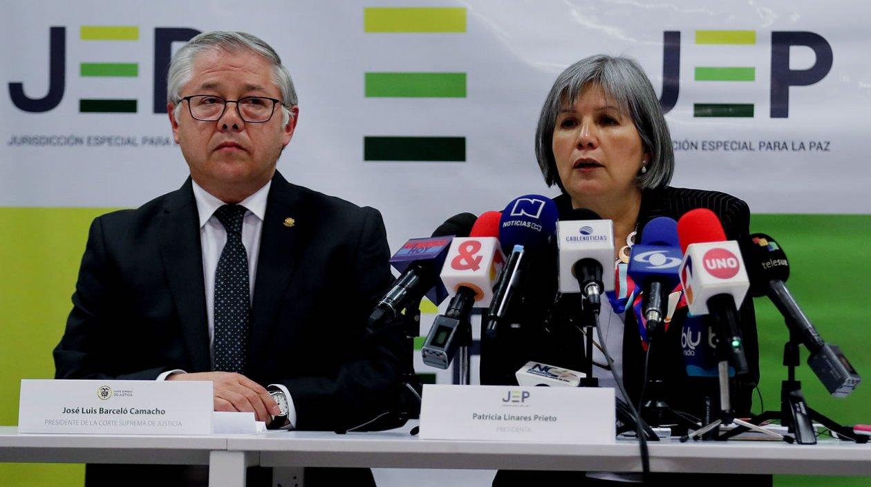La presidenta de la Jurisdicción Especial para la Paz, Patricia Linares (d), habla durante una rueda de prensa junto al presidente de la Corte Suprema de Justicia de Colombia, José Luis Barceló (i)