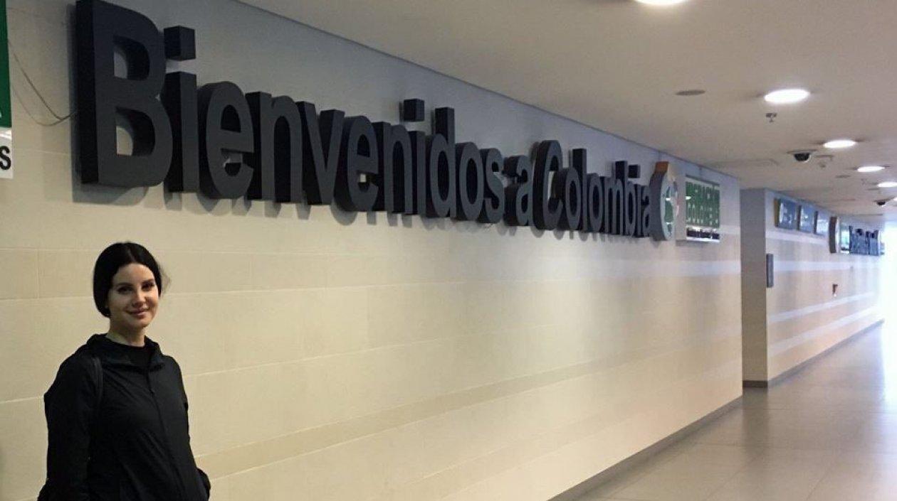 La cantante Lana Del Rey a su llegada a Bogotá.