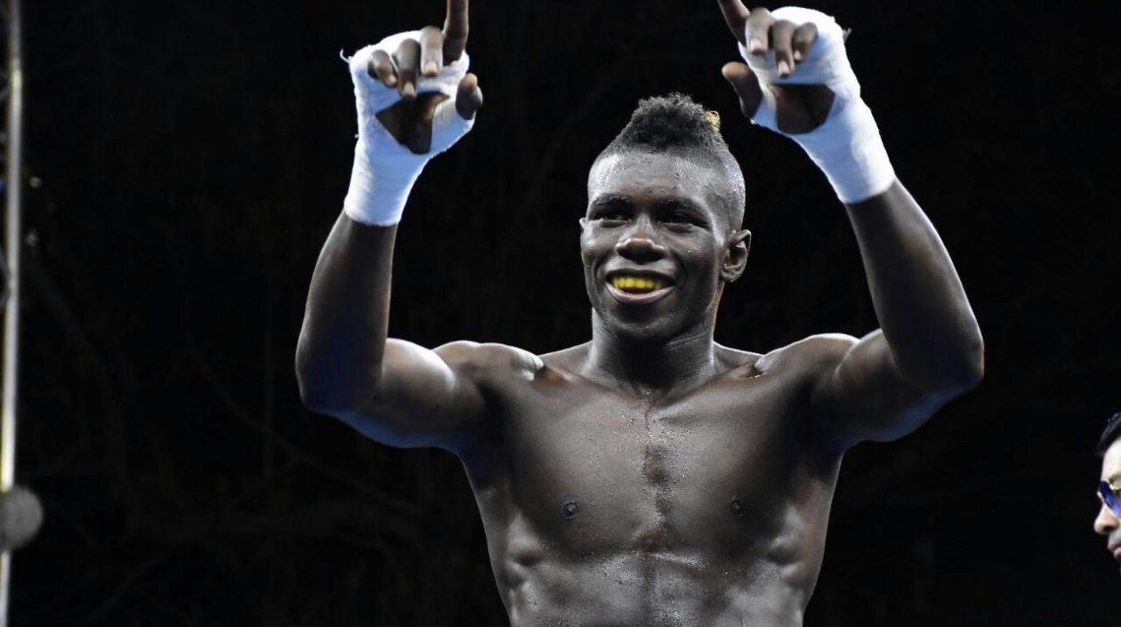 Yuberjén ganó el último combate de la noche para darle la tercera victoria a Colombia.