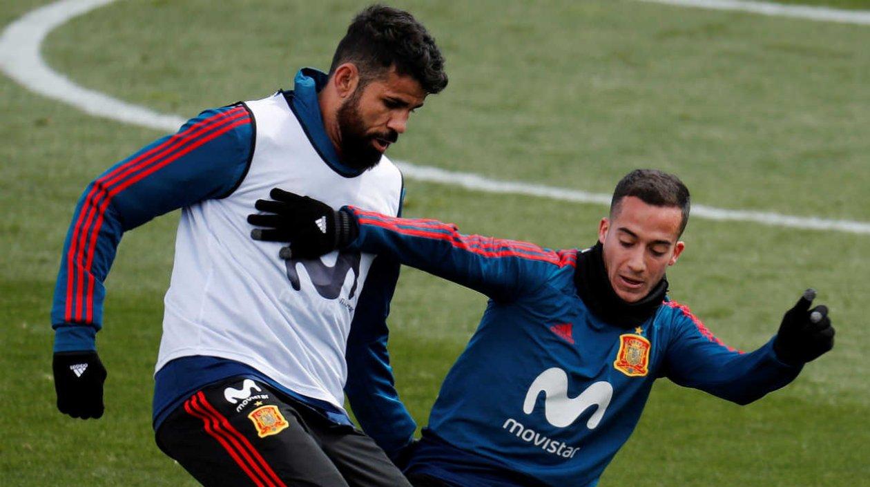 Lucas Vásquez pelea la pelota con Diego Costa. 