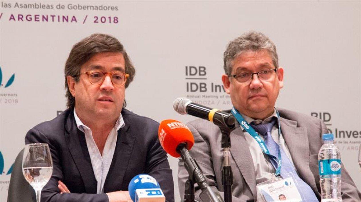 Luis Alberto Moreno, presidente del BID al lado del secretario del BID, Germán Quintana.