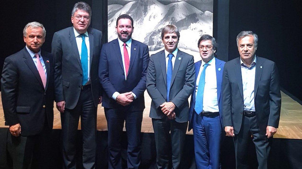 El Ministro de Hacienda Mauricio Cárdenas y el presidente del BID Luis Alberto Moreno, con otros participantes en la reunión de Argentina.