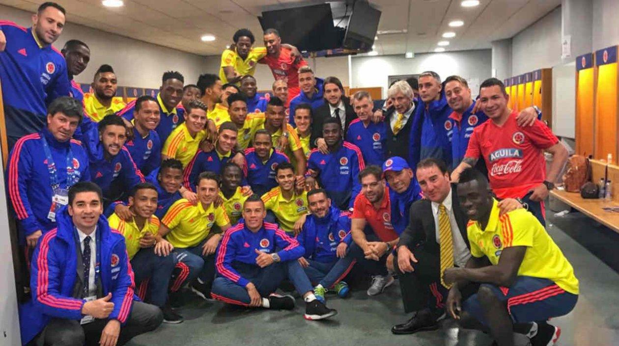 La Selección Colombia celebra tras el triunfo en Francia. 