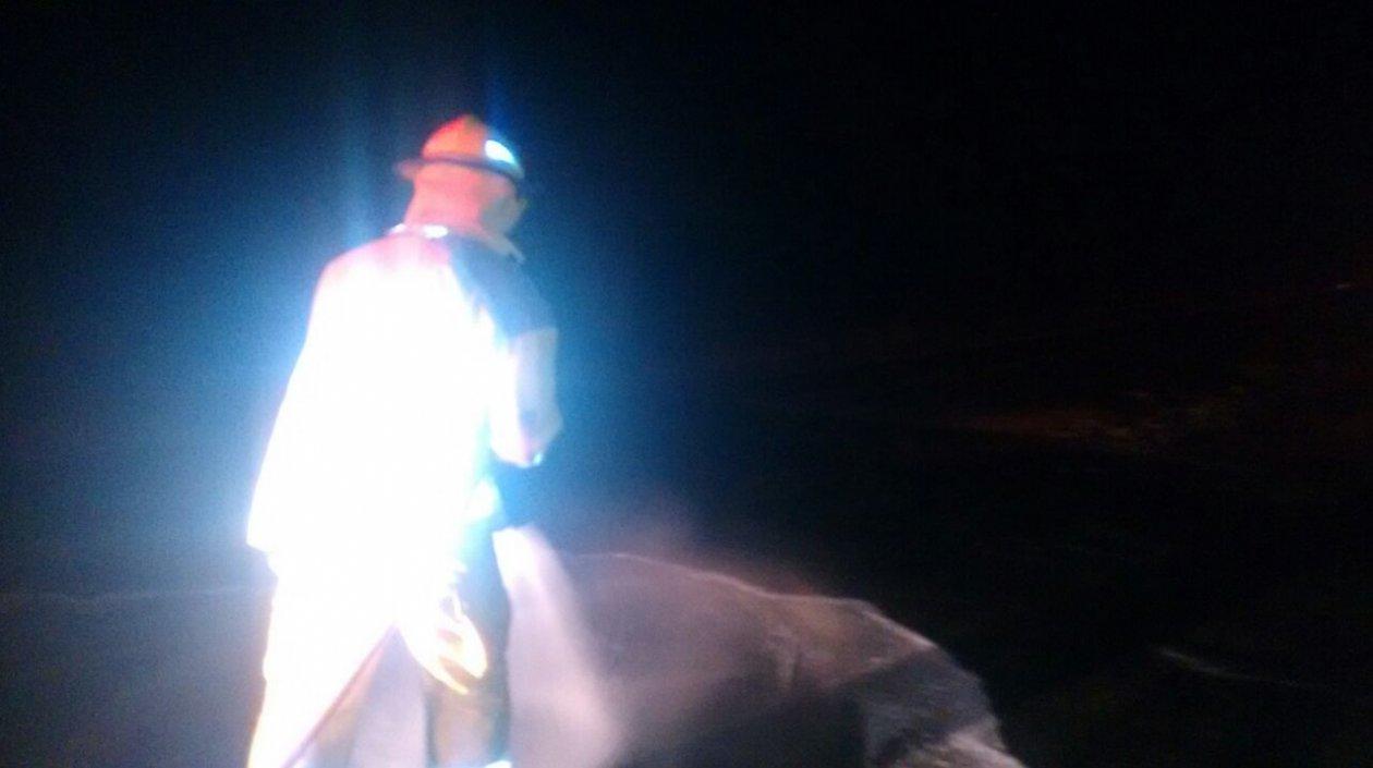 Bomberos limpian la vía por derrame de aceite.