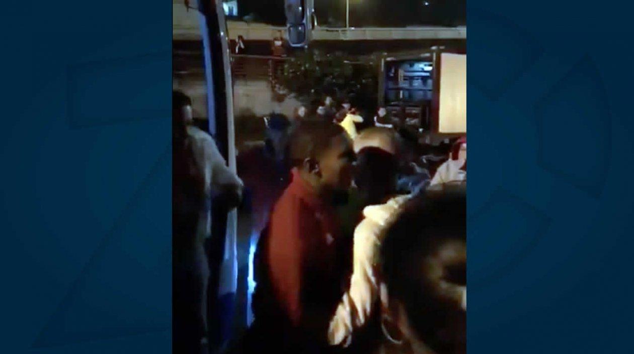 Juan Camilo Angulo increpa a un hincha. 