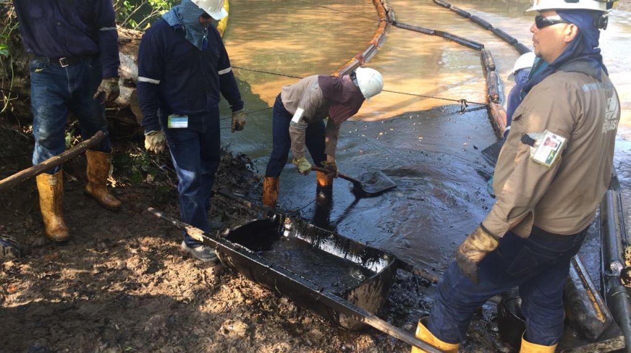 Técnicos de Ecopetrol intentando controlar el derrame.