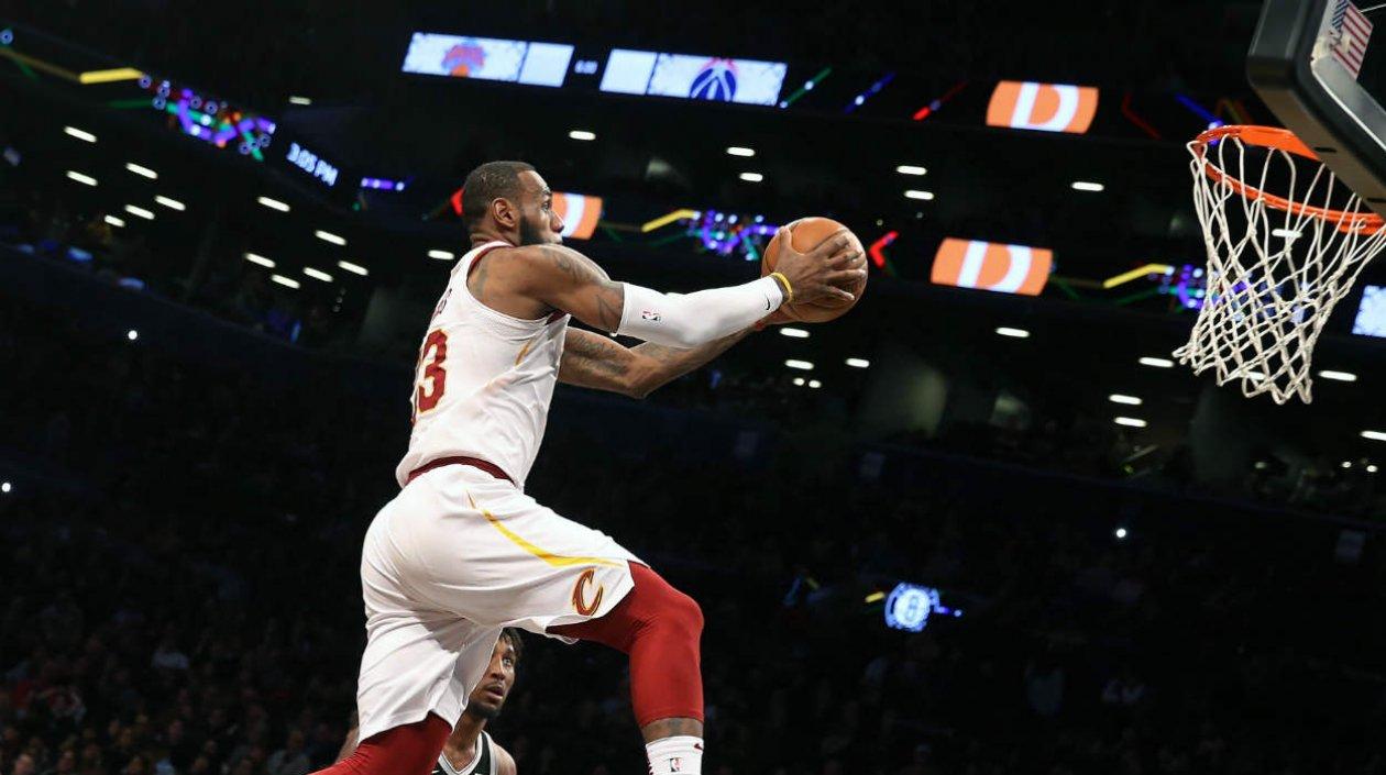 LeBron James anotó con esta clavada. 