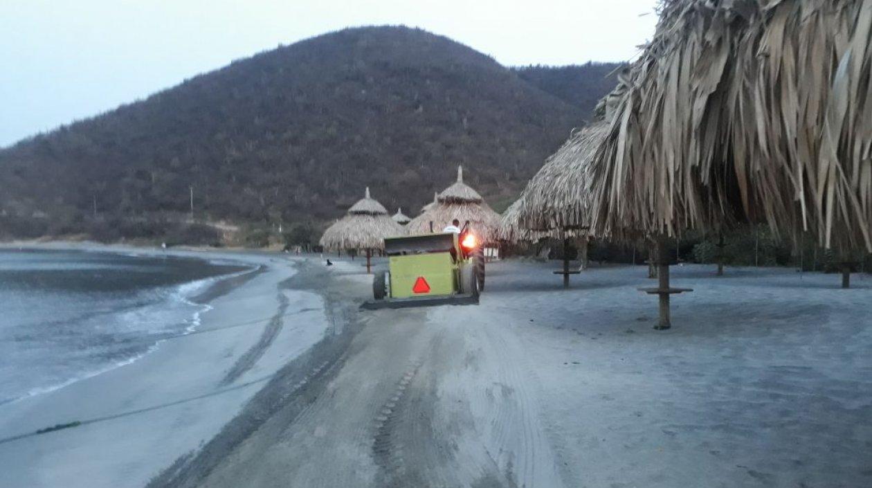 La limpieza de las playas fue liderada por la oficina de turismo del Distrito.
