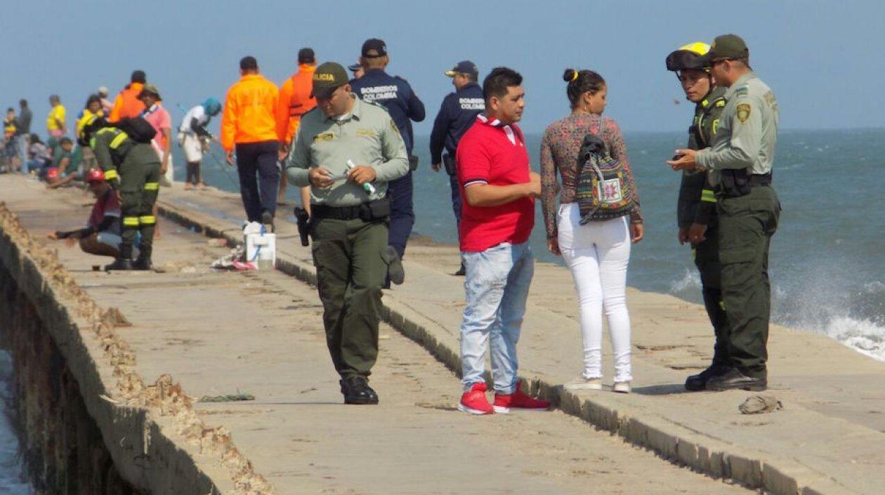 Visitantes son retirados del viejo Muelle, debido al peligro que representa la estructura.