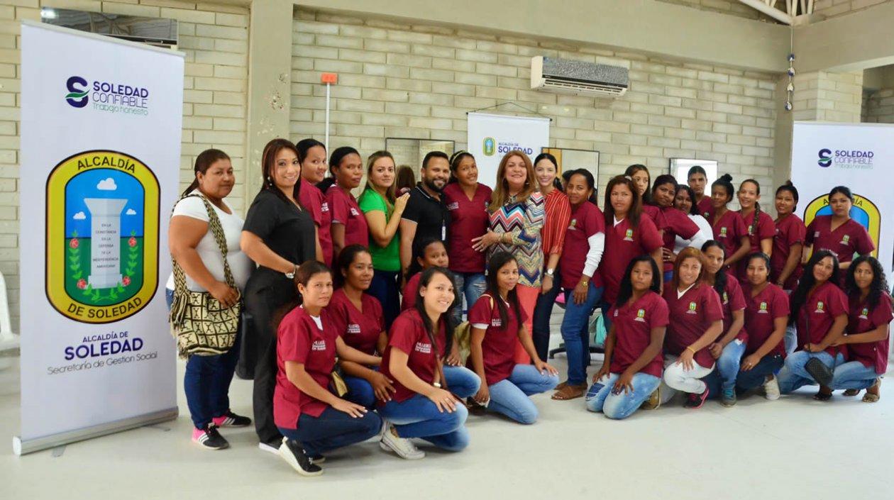 Un total de 45 mujeres que se dedicaban al reciclaje comenzaron un programa de capacitación en técnicas de belleza