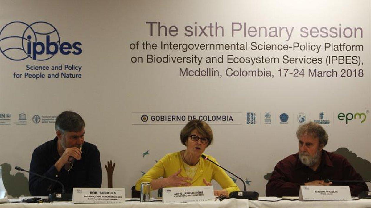 La secretaria ejecutiva de IPBES, Anne Larigauderie (c), el presidente de la IPBES, sir Robert Watson (d), y el copresidente de la evaluación de degradación de la tierra y restauración, Bob Scholes (i).