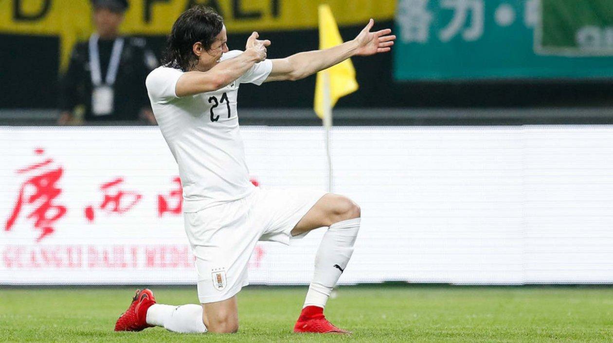 Edison Cavani celebra su anotación. 