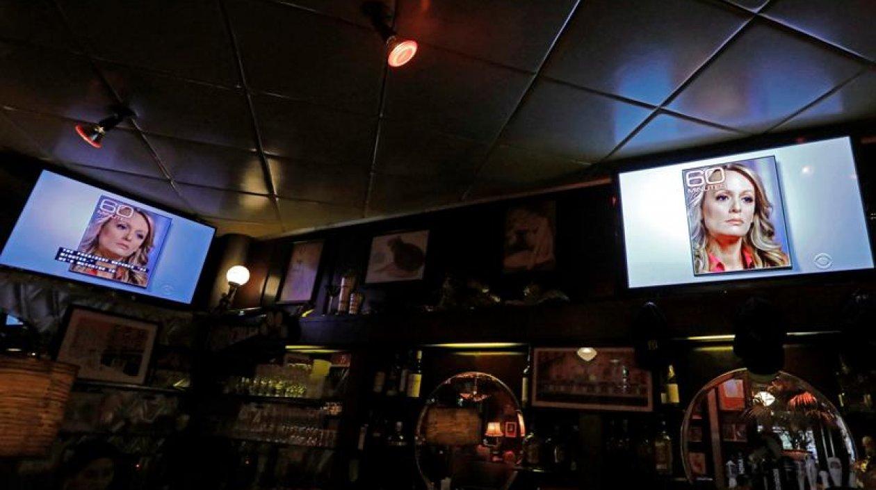 Actriz porno Stormy Daniels en entrevista con la CBS.