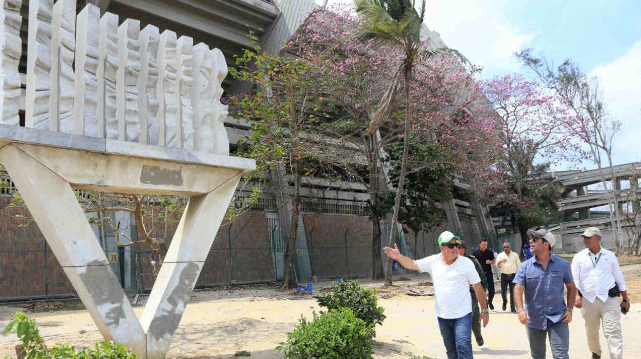 El Alcalde Alejandro Char inspecciona los alrededores del Estadio. 